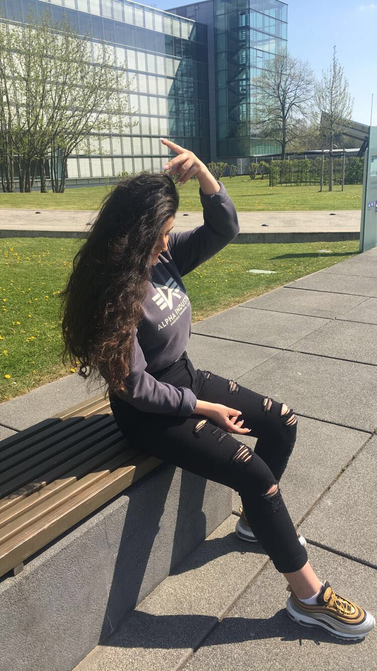 <em><strong>Lia S.</strong></em>